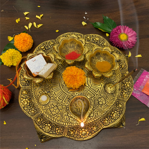 Aarti ki Thali or Puja thaali decorated with fresh flowers. Aarti thali  Pooja thali plate with ghee lamp diya Stock Photo - Alamy